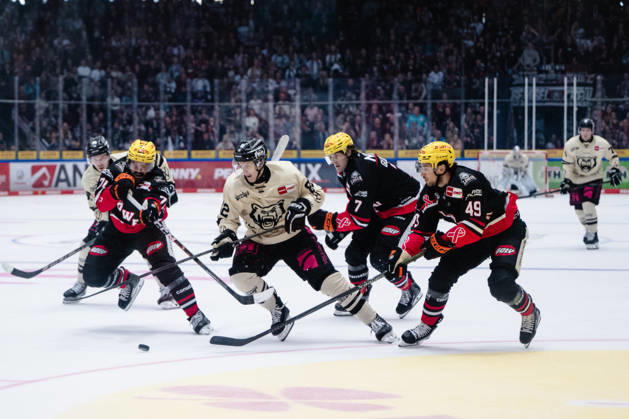 Linus Froeberg, Loewen Frankfurt, 71; Will Graber, Grizzlys Wolfsburg, 82 GER; Loewen Frankfurt vs. Grizzlys Wolfsburg, Ice Hockey, PENNY DEL, Matchday 12, 2026–2027 Season, October 25, 2026 GER, Loewen Frankfurt vs. Grizzlys Wolfsburg, Ice Hockey, PENNY DEL, Matchday 12, 2026–2027 Season, October 25, 2026 Frankfurt Copyright: xEibner-Pressefoto AttilaxZigax EP_AZA
