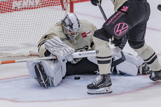 Penny DEL Löwen Frankfurt vs. Grizzlys Wolfsburg, October 25, 2026 Dustin Strahlmeier (Grizzly Adams Wolfsburg, 1) has the puck, and Tommy Pasanen (Grizzly Adams Wolfsburg, 16), Löwen Frankfurt vs. Grizzlys Wolfsburg, Frankfurt, NIX Ice Arena, October 25, 2026 Copyright: xBEAUTIFULxSPORTS Gawlikx