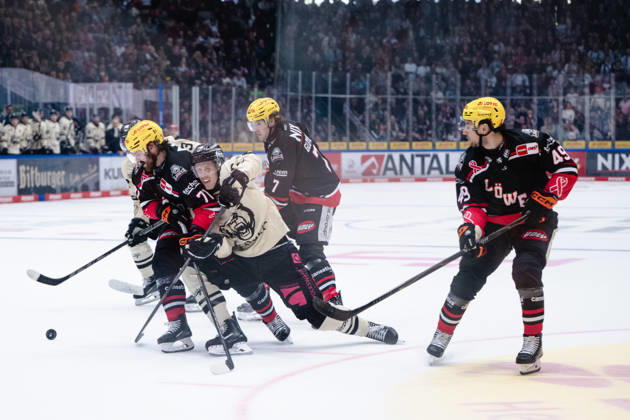 Linus Froeberg, Loewen Frankfurt, 71; Will Graber, Grizzlys Wolfsburg, 82 GER; Loewen Frankfurt vs. Grizzlys Wolfsburg, Ice Hockey, PENNY DEL, Matchday 12, 2026–2027 Season, October 25, 2026 GER, Loewen Frankfurt vs. Grizzlys Wolfsburg, Ice Hockey, PENNY DEL, Matchday 12, 2026–2027 Season, October 25, 2026 Frankfurt Copyright: xEibner-Pressefoto AttilaxZigax EP_AZA