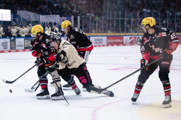 Linus Froeberg, Loewen Frankfurt, 71; Will Graber, Grizzlys Wolfsburg, 82 GER; Loewen Frankfurt vs. Grizzlys Wolfsburg, Ice Hockey, PENNY DEL, Matchday 12, 2026–2027 Season, October 25, 2026 GER, Loewen Frankfurt vs. Grizzlys Wolfsburg, Ice Hockey, PENNY DEL, Matchday 12, 2026–2027 Season, October 25, 2026 Frankfurt Copyright: xEibner-Pressefoto AttilaxZigax EP_AZA