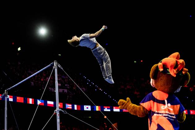 Sport Bilder des Tages ROTTERDAM - Tournament director Epke Zonderland gives a demonstration on the horizontal bar during the balance beam apparatus final at the World Gymnastics Championships in Rotterdam Ahoy. IRIS VAN DEN BROEK ANP xVIxANPxSportx xxANPxIVx 573610601 originalFilename: 573610601.jpg