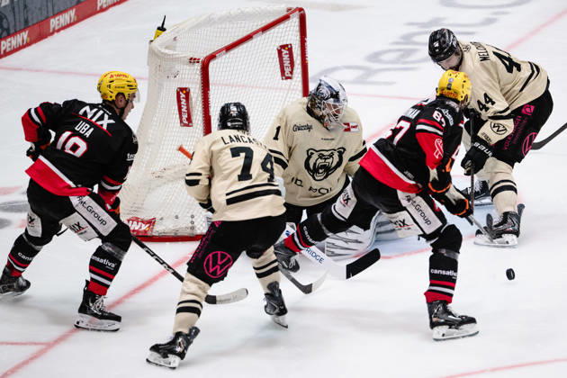 Matthew Wedman, Loewen Frankfurt, 67; Julian Melchiori, Grizzlys Wolfsburg, 44 (GER); Loewen Frankfurt vs. Grizzlys Wolfsburg, ice hockey, PENNY DEL, Matchday 12, 2026–2027 season, October 25, 2026 GER, Loewen Frankfurt vs. Grizzlys Wolfsburg, Ice Hockey, PENNY DEL, Matchday 12, 2026–2027 Season, October 25, 2026 Frankfurt Copyright: xEibner-Pressefoto AttilaxZigax EP_AZA