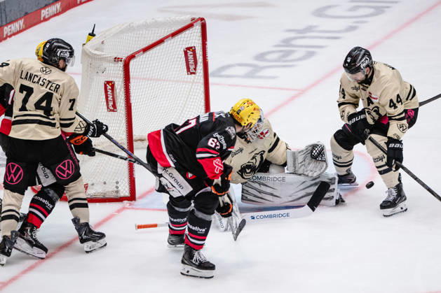 Matthew Wedman, Loewen Frankfurt, 67; Julian Melchiori, Grizzlys Wolfsburg, 44 (GER); Loewen Frankfurt vs. Grizzlys Wolfsburg, ice hockey, PENNY DEL, Matchday 12, 2026–2027 season, October 25, 2026 GER, Loewen Frankfurt vs. Grizzlys Wolfsburg, Ice Hockey, PENNY DEL, Matchday 12, 2026–2027 Season, October 25, 2026 Frankfurt Copyright: xEibner-Pressefoto AttilaxZigax EP_AZA