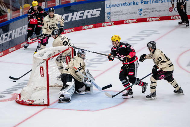 Dustin Strahlmeier, Grizzlys Wolfsburg, 01; Eric Uba, Löwen Frankfurt, 18 GER; Löwen Frankfurt vs. Grizzlys Wolfsburg, Ice Hockey, PENNY DEL, Matchday 12, 2026–2027 Season, October 25, 2026 GER, Löwen Frankfurt vs. Grizzlys Wolfsburg, Ice Hockey, PENNY DEL, Matchday 12, 2026–2027 Season, October 25, 2026 Frankfurt Copyright: xEibner-Pressefoto AttilaxZigax EP_AZA