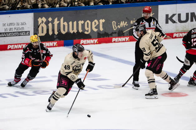 Cameron Brace, Löwen Frankfurt, 86; Bobby Lynch, Grizzlys Wolfsburg, 49 GER; Löwen Frankfurt vs. Grizzlys Wolfsburg, ice hockey, PENNY DEL, Matchday 12, 2026–2027 season, October 25, 2026 GER, Löwen Frankfurt vs. Grizzlys Wolfsburg, Ice Hockey, PENNY DEL, Matchday 12, 2026–2027 Season, October 25, 2026 Frankfurt Copyright: xEibner-Pressefoto AttilaxZigax EP_AZA