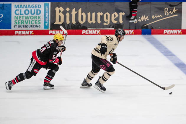 Markus Schweiger, Loewen Frankfurt, 64, Spencer Machacek, Grizzlys Wolfsburg, 93 GER, Loewen Frankfurt vs. Grizzlys Wolfsburg, Ice Hockey, PENNY DEL, Matchday 12, 2026–2027 Season, October 25, 2026 GER, Loewen Frankfurt vs. Grizzlys Wolfsburg, Ice Hockey, PENNY DEL, Matchday 12, 2026–2027 Season, October 25, 2026 Frankfurt Copyright: xEibner-Pressefoto AttilaxZigax EP_AZA