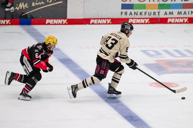 Markus Schweiger, Loewen Frankfurt, 64, Spencer Machacek, Grizzlys Wolfsburg, 93 GER, Loewen Frankfurt vs. Grizzlys Wolfsburg, Ice Hockey, PENNY DEL, Matchday 12, 2026–2027 Season, October 25, 2026 GER, Loewen Frankfurt vs. Grizzlys Wolfsburg, Ice Hockey, PENNY DEL, Matchday 12, 2026–2027 Season, October 25, 2026 Frankfurt Copyright: xEibner-Pressefoto AttilaxZigax EP_AZA