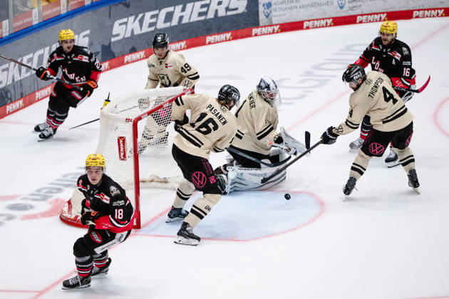 Tommy Pasanen, Grizzlys Wolfsburg, 16; Konrad Abeltshauser, Löwen Frankfurt, 16 (GER); Löwen Frankfurt vs. Grizzlys Wolfsburg, ice hockey, PENNY DEL, Matchday 12, 2026–2027 season, October 25, 2026 GER, Löwen Frankfurt vs. Grizzlys Wolfsburg, Ice Hockey, PENNY DEL, Matchday 12, 2026–2027 Season, October 25, 2026 Frankfurt Copyright: xEibner-Pressefoto AttilaxZigax EP_AZA