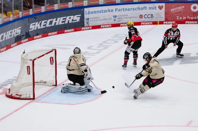 Dustin Strahlmeier, Grizzlys Wolfsburg, 01; Cameron Brace, Löwen Frankfurt, 86 GER; Löwen Frankfurt vs. Grizzlys Wolfsburg, Ice Hockey, PENNY DEL, Matchday 12, 2026–2027 Season, October 25, 2026 GER, Löwen Frankfurt vs. Grizzlys Wolfsburg, Ice Hockey, PENNY DEL, Matchday 12, 2026–2027 Season, October 25, 2026 Frankfurt Copyright: xEibner-Pressefoto AttilaxZigax EP_AZA