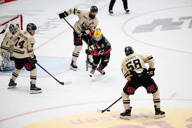Markus Schweiger, Loewen Frankfurt, 64; Tyler Gaudet, Grizzlys Wolfsburg, 58 GER; Loewen Frankfurt vs. Grizzlys Wolfsburg, ice hockey, PENNY DEL, Matchday 12, 2026–2027 season, October 25, 2026 GER, Loewen Frankfurt vs. Grizzlys Wolfsburg, Ice Hockey, PENNY DEL, Matchday 12, 2026–2027 Season, October 25, 2026 Frankfurt Copyright: xEibner-Pressefoto AttilaxZigax EP_AZA