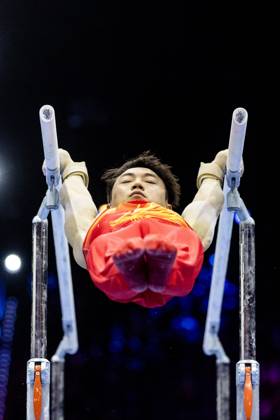 ROTTERDAM - Jingyuan Zou (CHN) during the parallel bars apparatus final at the World Gymnastics Championships in Rotterdam Ahoy. IRIS VAN DEN BROEK ANP xVIxANPxSportx xxANPxIVx 573614347 originalFilename: 573614347