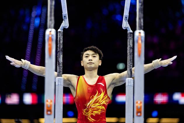 ROTTERDAM - Jingyuan Zou (CHN) during the parallel bars apparatus final at the World Gymnastics Championships in Rotterdam Ahoy. IRIS VAN DEN BROEK ANP xVIxANPxSportx xxANPxIVx 573614355 originalFilename: 573614355.jpg