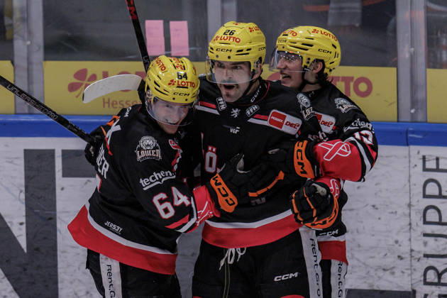 Penny DEL Löwen Frankfurt vs. Grizzlys Wolfsburg, October 25, 2026 Dominik Uher (Löwen Frankfurt, 26) scored the goal to tie the game at 1–1 and celebrates with Noah Dunham (Löwen Frankfurt, 12) and Markus Schweiger (Löwen Frankfurt, 64, Löwen Frankfurt vs. Grizzlys Wolfsburg, Frankfurt, NIX Ice Arena, October 25, 2026 Copyright: xBEAUTIFULxSPORTS Gawlikx