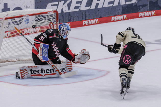Penny DEL Löwen Frankfurt vs. Grizzlys Wolfsburg, October 25, 2026. Will Graber (Grizzly Adams, Wolfsburg, 82) scored the decisive goal on a penalty shot against Adam Scheel (Löwen Frankfurt, 31), Löwen Frankfurt vs. Grizzlys Wolfsburg, Frankfurt, NIX Ice Arena, October 25, 2026 Copyright: xBEAUTIFULxSPORTS Gawlikx