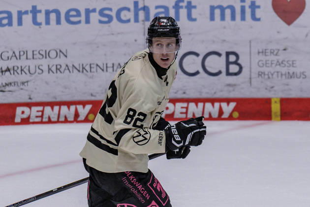 Penny DEL Löwen Frankfurt vs. Grizzlys Wolfsburg, October 25, 2026. Will Graber (Grizzly Adams, Wolfsburg, 82) scored the decisive goal on a penalty shot against Adam Scheel (Löwen Frankfurt, 31), Löwen Frankfurt vs. Grizzlys Wolfsburg, Frankfurt, NIX Ice Arena, October 25, 2026 Copyright: xBEAUTIFULxSPORTS Gawlikx