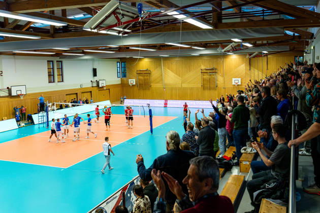 October 25, 2026, GER, Volleyball, Men, Season 26–27, ZOI DVV Cup, Qualifying Round, Blue Volleys Gotha vs. TuS Kriftel, Robert Werner, Blue Volleys Gotha, Coach celebrates with his team and the fans, 99867 Gotha Sports Hall, Ernesti Sports Complex, Thuringia, Germany
