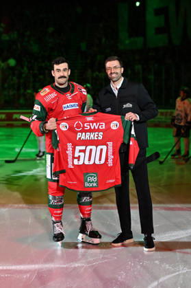 Penny DEL Augsburger Panther vs. Straubing Tigers, October 25, 2026, AUGSBURG, GERMANY, OCTOBER 25. Pictured: Trevor PARKES of the Augsburger Panther, No. 84, being honored by Max HORBER for his 500th DEL game before the Penny DEL match between the Augsburger Panther and the Straubing Tigers on Matchday 12 at Curt Frenzel Stadium. Copyright: xBEAUTIFULxSPORTS Goldbergx