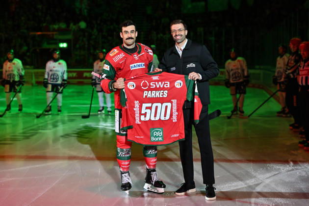 Penny DEL Augsburger Panther vs. Straubing Tigers, October 25, 2026, AUGSBURG, GERMANY, OCTOBER 25. Pictured: Trevor PARKES of the Augsburger Panther, No. 84, being honored by Max HORBER for his 500th DEL game before the Penny DEL match between the Augsburger Panther and the Straubing Tigers on Matchday 12 at Curt Frenzel Stadium. Copyright: xBEAUTIFULxSPORTS Goldbergx