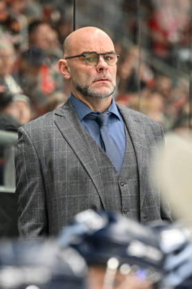 Penny DEL Augsburg Panthers vs. Straubing Tigers, October 25, 2026, AUGSBURG, GERMANY OCTOBER 25 Pictured: Craig WOODCROFT, head coach of the Straubing Tigers, during the Penny DEL match between the Augsburger Panther and the Straubing Tigers on Matchday 12 at Curt Frenzel Stadium Copyright: xBEAUTIFULxSPORTS Goldbergx