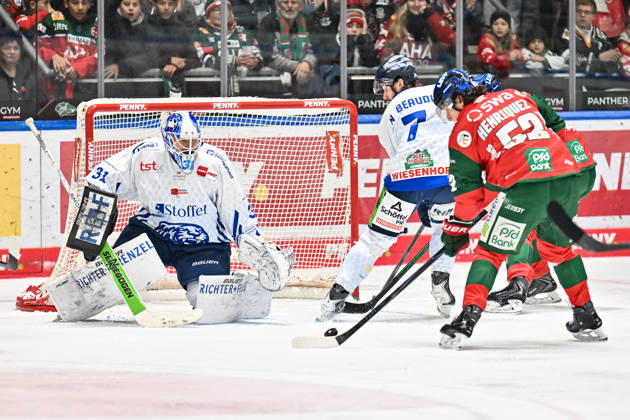 Penny DEL Augsburger Panther Straubing Tigers 25 10 2026 AUGSBURG, GERMANY OCTOBER 25 In this scene, Enrico HENRIQUEZ of the Augsburger Panther (52) is stopped by Jakub SKAREK of the Straubing Tigers (31) during the Penny DEL match between the Augsburger Panther and the Straubing Tigers on Matchday 12 at Curt Frenzel Stadium Copyright: xBEAUTIFULxSPORTS Goldbergx