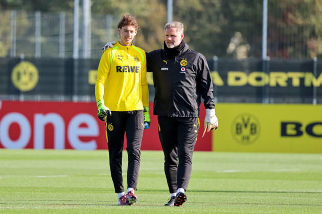 Dortmund, Deutschland: 25.10.2026 - Öffentliches Training - Borussia Dortmund Im Bild: v.li. der Zweite Torwarttrainer Matthias Kleinsteiber (BVB) mit einem BVB Nachwuchsspieler (DFL DFB REGULATIONS PROHIBIT ANY USE OF PHOTOGRAPHS as IMAGE SEQUENCES and or QUASI-VIDEO)