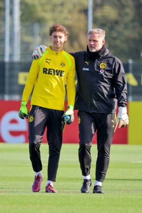 Dortmund, Deutschland: 25.10.2026 - Öffentliches Training - Borussia Dortmund Im Bild: v.li. der Zweite Torwarttrainer Matthias Kleinsteiber (BVB) mit einem BVB Nachwuchsspieler (DFL DFB REGULATIONS PROHIBIT ANY USE OF PHOTOGRAPHS as IMAGE SEQUENCES and or QUASI-VIDEO)
