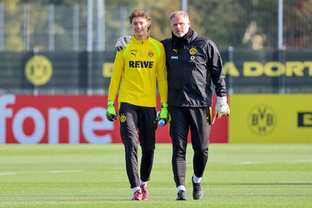 Dortmund, Deutschland: 25.10.2026 - Öffentliches Training - Borussia Dortmund Im Bild: v.li. der Zweite Torwarttrainer Matthias Kleinsteiber (BVB) mit einem BVB Nachwuchsspieler (DFL DFB REGULATIONS PROHIBIT ANY USE OF PHOTOGRAPHS as IMAGE SEQUENCES and or QUASI-VIDEO)