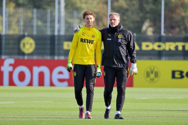 Dortmund, Deutschland: 25.10.2026 - Öffentliches Training - Borussia Dortmund Im Bild: v.li. der Zweite Torwarttrainer Matthias Kleinsteiber (BVB) mit einem BVB Nachwuchsspieler (DFL DFB REGULATIONS PROHIBIT ANY USE OF PHOTOGRAPHS as IMAGE SEQUENCES and or QUASI-VIDEO)
