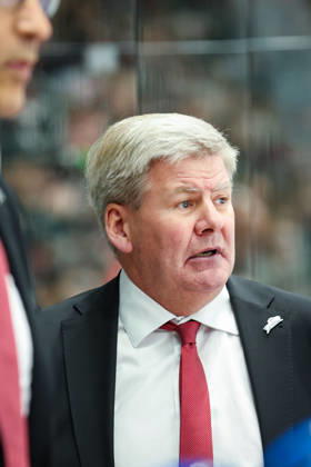 Augsburg, Germany, October 25, 2026 PENNY DEL 2026–2027, Game 12: Augsburg Panthers vs. Straubing Tigers. Pictured: Coach Bill Peters, AEV Copyright: xFotostandx xStiebertx