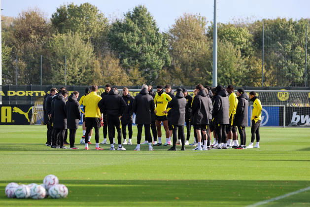 Dortmund, Deutschland: 25.10.2026 - Öffentliches Training - Borussia Dortmund Im Bild: Die Mannschaft von Borussia Dortmund bildet einen Mannschaftskreis zur Teambesprechung vor dem öffentlichen Training (DFL DFB REGULATIONS PROHIBIT ANY USE OF PHOTOGRAPHS as IMAGE SEQUENCES and or QUASI-VIDEO)