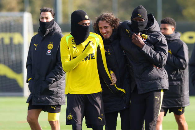 Dortmund, Deutschland: 25.10.2026 - Öffentliches Training - Borussia Dortmund Im Bild: v.li. Carney Chukwuemeka (BVB), Fabio Silva (BVB) und Serhou Guirassy (BVB) (DFL DFB REGULATIONS PROHIBIT ANY USE OF PHOTOGRAPHS as IMAGE SEQUENCES and or QUASI-VIDEO)