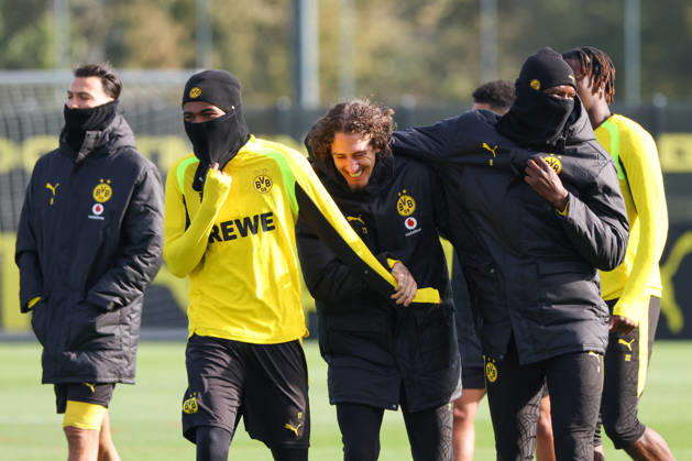 Dortmund, Deutschland: 25.10.2026 - Öffentliches Training - Borussia Dortmund Im Bild: v.li. Carney Chukwuemeka (BVB), Fabio Silva (BVB) und Serhou Guirassy (BVB) (DFL DFB REGULATIONS PROHIBIT ANY USE OF PHOTOGRAPHS as IMAGE SEQUENCES and or QUASI-VIDEO)