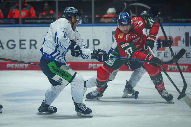 Augsburg, Germany, October 25, 2026 PENNY DEL 2026–2027, Game 12: Augsburg Panthers vs. Straubing Tigers. Pictured, from left, in a one-on-one battle: Tim Brunnhuber (Tigers) and Kyle Wood (AEV). Copyright: xFotostandx xStiebertx