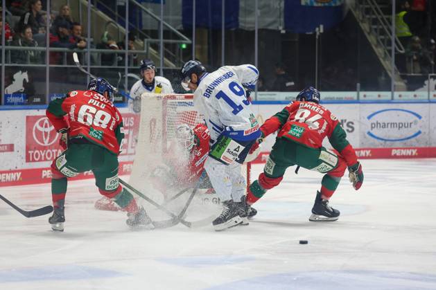 One-on-one, action, featuring Fabrizio Pilu 68 of the Augsburger Panther, Tim Brunnhuber 19 Straubing Tigers, Trevor Parkes 84 Augsburg Panthers, Augsburg Panthers vs. Straubing Tigers, Matchday 12, Ice Hockey, Penny DEL, October 25, 2026, Augsburg, Bavaria, Germany Copyright: xkolbert-press DunjaxDietrichx
