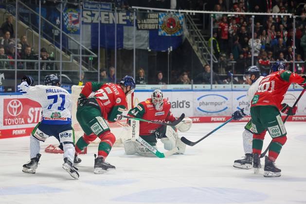One-on-one, action, featuring Nick Halloran 71 (Straubing Tigers), Kyle Wood 37 (Augsburg Panthers), Peyton Jones 41 (Augsburg Panthers), Philipp Krauss 20, Augsburg Panthers, Augsburg Panthers vs. Straubing Tigers, Matchday 12, Ice Hockey, Penny DEL, October 25, 2026, Augsburg, Bavaria, Germany Copyright: xkolbert-press DunjaxDietrichx
