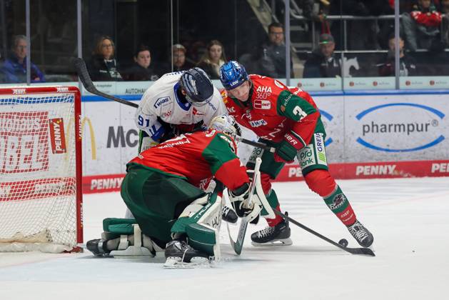 One-on-one, action, featuring Peyton Jones 41 of the Augsburg Panthers and Hudson Elynuik 91 of the Straubing Tigers, Alec McCrea 3, Augsburg Panthers, Augsburg Panthers vs. Straubing Tigers, Matchday 12, Ice Hockey, Penny DEL, October 25, 2026, Augsburg, Bavaria, Germany Copyright: xkolbert-press DunjaxDietrichx