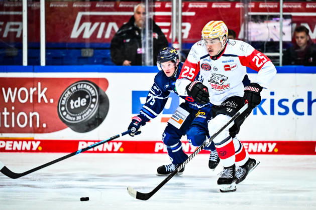 William Dufour, Nuremberg Ice Tigers, 25; Julian Napravnik, Iserlohn Roosters, 75, GER, Iserlohn Roosters vs. Nuremberg Ice Tigers, Ice Hockey, Penny DEL, Matchday 12, 2026–2027 Season, October 25, 2026, GER, Iserlohn Roosters vs. Nuremberg Ice Tigers, Ice Hockey, Penny DEL, Matchday 12, 2026–2027 Season, October 25, 2026, Iserlohn Copyright: xJonasxBrockmann Eibner-Pressefotox EP_JBN