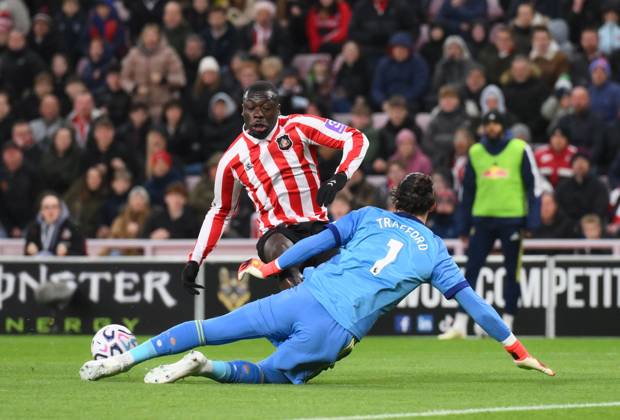 Brian Brobbey of Sunderland (left) and James Trafford goalkeeper for Leeds United Sunderland v Leeds United, Premier League, Football, Stadium of Light, Sunderland, Tyne & Wear, UK - 25 Oct 2026Sunderland Stadium of Light Tyne & Wear United Kingdom EDITORIAL USE ONLY No use with unauthorised audio, video, data, fixture lists, club league logos or live services. Online in-match use limited to 120 images, no video emulation. No use in betting, games or single club league player publications. Copyright: xRichardxLee Shutterstockx 17234649ao