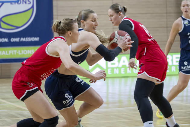 Toyota DBBL 2026–2027: HalFit Lions vs. Herner TC, Halle an der Saale, Germany, October 25, 2026. Pictured: Haleigh Marie Timmer (Herne) and Lee Volker (Halle an der Saale), swh Arena, Saxony-Anhalt, Germany