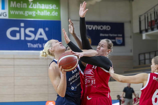 Toyota DBBL 2026–2027 HalFit Lions vs. Herner TC Halle Saale, Germany, October 25, 2026. Pictured, from left: Marta Miscenko (Halle) and Natalia Kurach (Herne), Halle Saale, swh Arena, Saxony-Anhalt, Germany