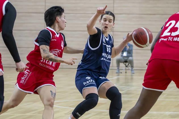 Toyota DBBL 2026–2027: HalFit Lions vs. Herner TC, Halle an der Saale, Germany, October 25, 2026. Pictured from left: Isabella Mauricio (Herne) and Dominika Fiszer (Halle an der Saale), swh Arena, Saxony-Anhalt, Germany
