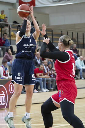 Toyota DBBL 2026–2027: HalFit Lions vs. Herner TC, Halle an der Saale, Germany, October 25, 2026. Pictured, from left: Lee Volker (Halle) and Natalia Kurach (Herne), Halle an der Saale, swh Arena, Saxony-Anhalt, Germany
