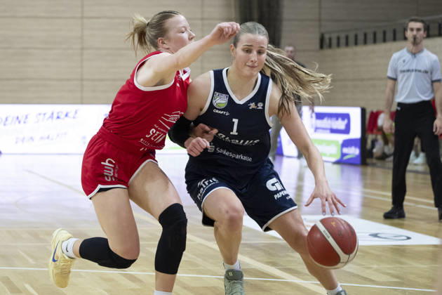 Toyota DBBL 2026–2027: HalFit Lions vs. Herner TC, Halle an der Saale, Germany, October 25, 2026. Pictured, from left, in a head-to-head battle: Haleigh Marie Timmer (Herne) and Lee Volker (Halle an der Saale), at the swh Arena in Saxony-Anhalt, Germany.