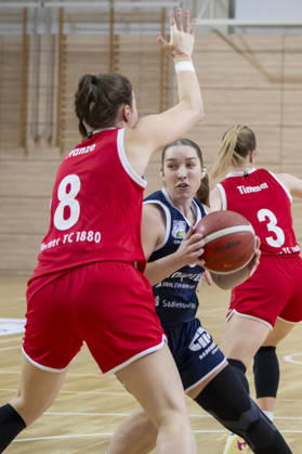 Toyota DBBL 2026–2027: HalFit Lions vs. Herner TC, Halle an der Saale, Germany, October 25, 2026. Pictured, from left: Kim Franze (Herne) and Jordan King (Halle an der Saale), swh Arena, Saxony-Anhalt, Germany