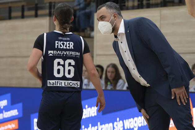 Toyota DBBL 2026–2027: HalFit Lions vs. Herner TC, Halle an der Saale, Germany, October 25, 2026. Pictured, from left: Dominika Fiszer (Halle) and coach Timur Topal (Halle), Halle an der Saale, swh Arena, Saxony-Anhalt, Germany