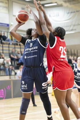 Toyota DBBL 2026–2027: HalFit Lions vs. Herner TC, Halle an der Saale, Germany, October 25, 2026. Pictured, from left, in a one-on-one matchup: Khalis Cain (Halle) and Marcavia Shavers (Herne), Halle an der Saale, swh Arena, Saxony-Anhalt, Germany