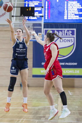 Toyota DBBL 2026–2027: HalFit Lions vs. Herner TC, Halle an der Saale, Germany, October 25, 2026. Pictured, from left: Paula Wenemoser (Halle) and Kim Franze (Herne), Halle an der Saale, swh Arena, Saxony-Anhalt, Germany