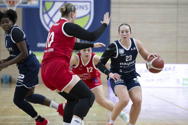 Toyota DBBL 2026–2027: HalFit Lions vs. Herner TC, Halle (Saale), Germany, October 25, 2026. Pictured from left: Natalia Kurach (Herne), Marianada Silva Pereira (Herne), and Jordan King (Halle), Halle (Saale), swh Arena, Saxony-Anhalt, Germany