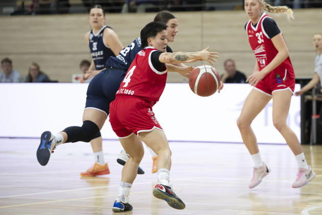 Toyota DBBL 2026–2027: HalFit Lions vs. Herner TC Halle Saale, Germany, October 25, 2026. Pictured, from left, in a head-to-head battle: Dominika Fiszer (Halle) and Isabella Mauricio (Herne Halle Saale) at the swh Arena in Saxony-Anhalt, Germany.