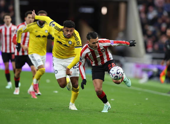 Sunderland, England, 25th October 2026. En zo Le Fee (R) of Sunderland in action with James Justin of Leeds United during the Sunderland vs Leeds United Premier League match at the Stadium of Light, Sunderland. Picture credit should read: Nigel Roddis Sportimage EDITORIAL USE ONLY. No use with unauthorised audio, video, data, fixture lists, club league logos or live services. Online in-match use limited to 120 images, no video emulation. No use in betting, games or single club league player publications. SPI_010_NR_SUND_LEED SPI-5102-0009